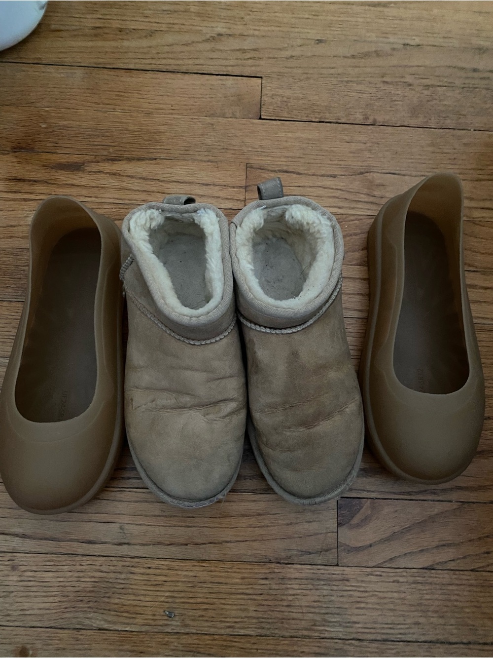 UGG Australia Women’s Tan Shearling-Lined Shortie Booties with rain cover size 8